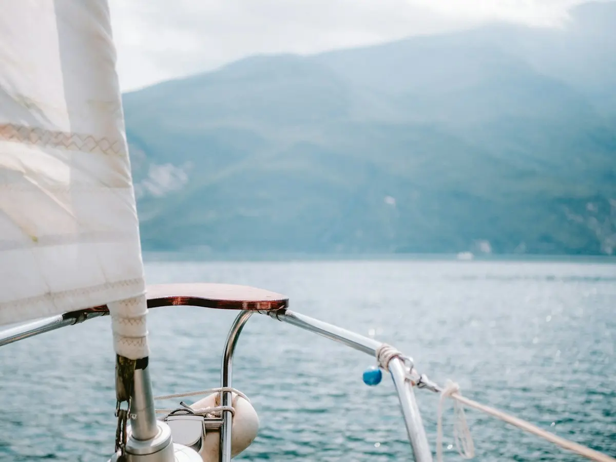 Una barca a vela sulle acque del Lago di Garda
