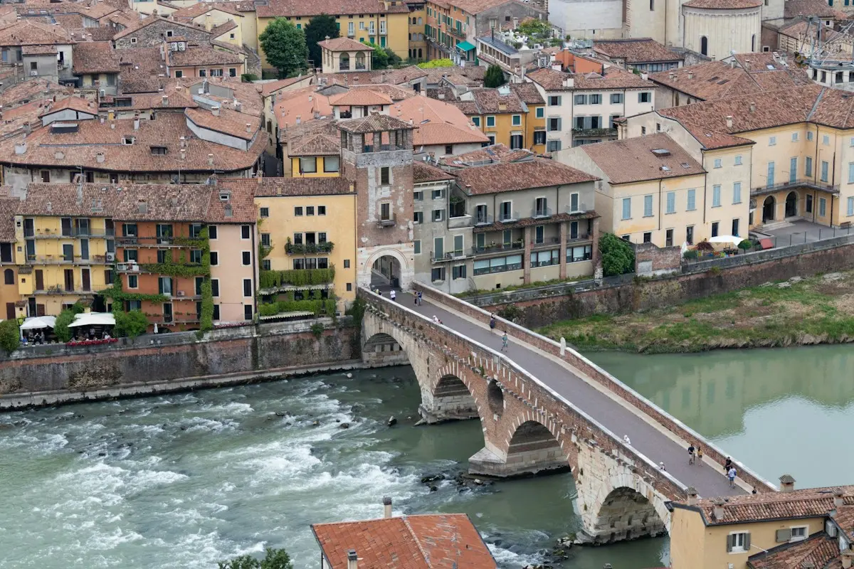 Ponte Pietra e il centro storico di Verona lungo l’Adige